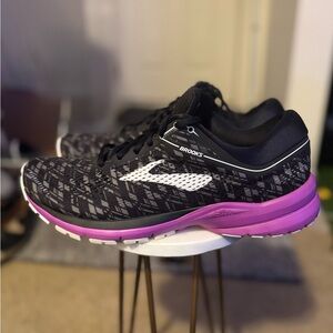 Brooks Women's Black and Pink Athletic Shoes